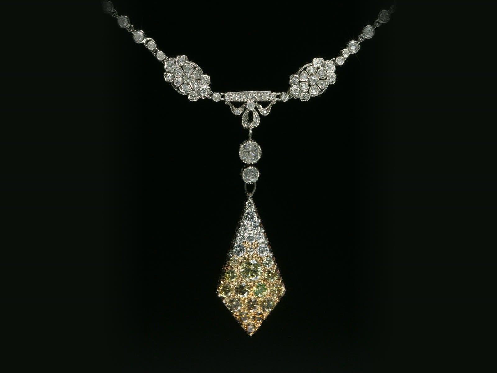 Un collier di diamanti con pendente, su fondo nero