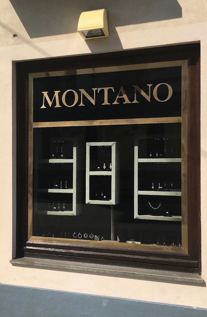 La vetrina Montano in Piazza Gran Madre di Dio